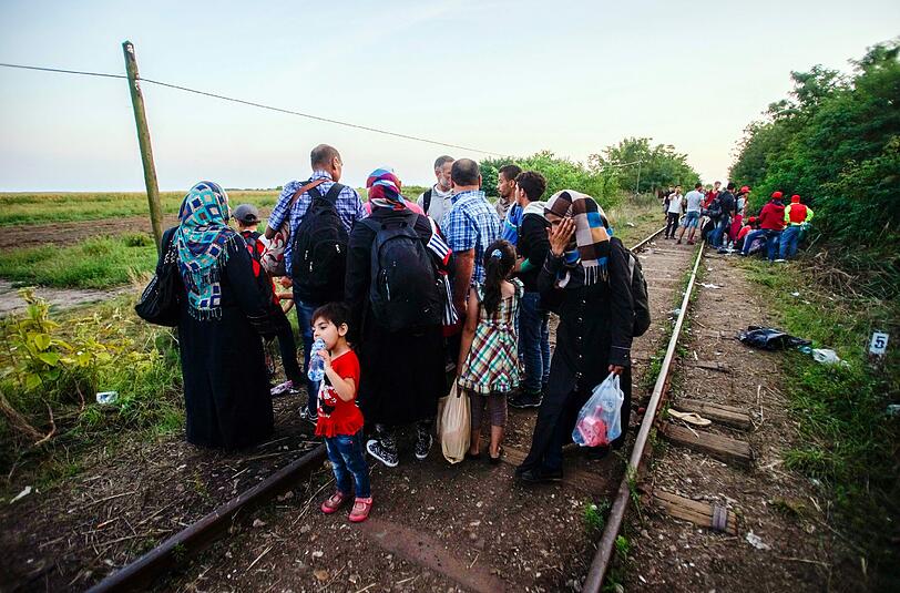 Flüchtlinge bei der Überquerung der Grenze zwischen Ungarn und Serbien. (Symbolbild)