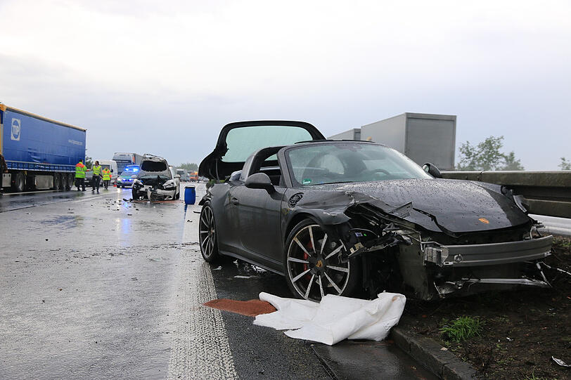 Völlig demoliert kam der Porsche an der Leitplanke zum Stehen.