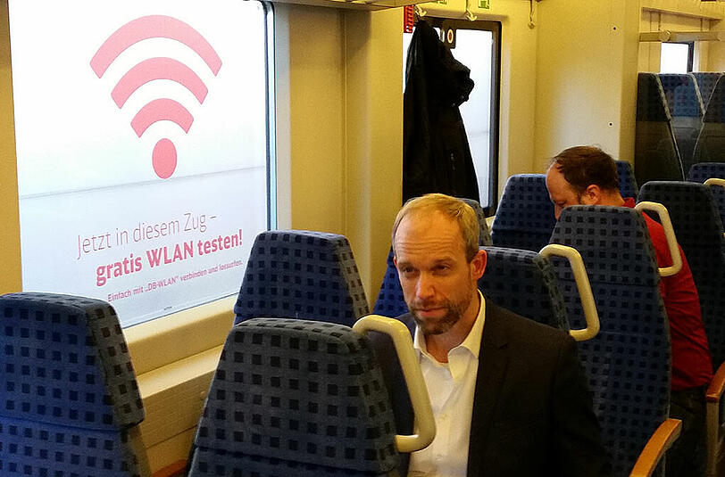 An diesem Symbol an den Scheiben erkennt man den WLAN-Zug.