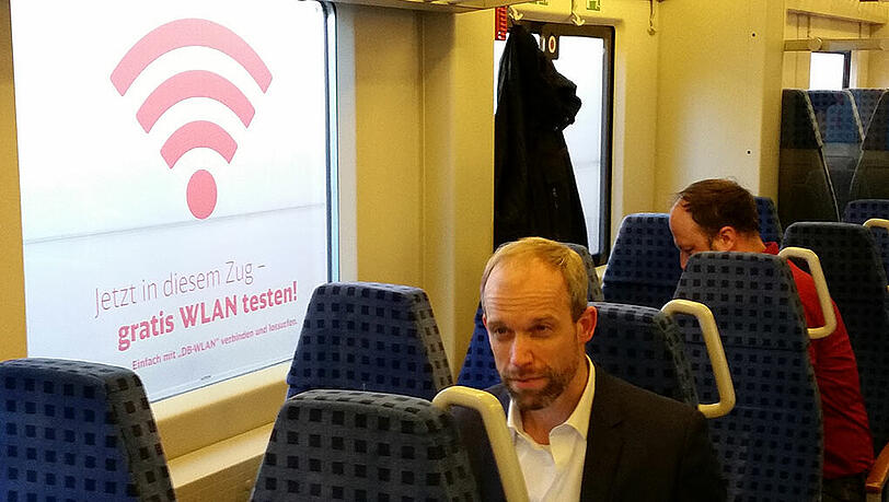 An diesem Symbol an den Scheiben erkennt man den WLAN-Zug. An diesem Symbol an den Scheiben erkennt man den WLAN-Zug.