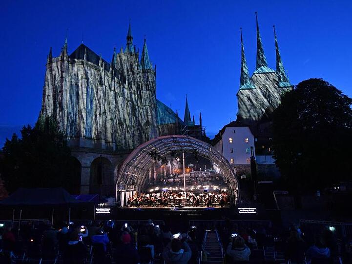 Vor der Kulisse des Erfurter Mariendoms und der Severikirche beginnt das Festival unter dem Motto "Wir sind da!".