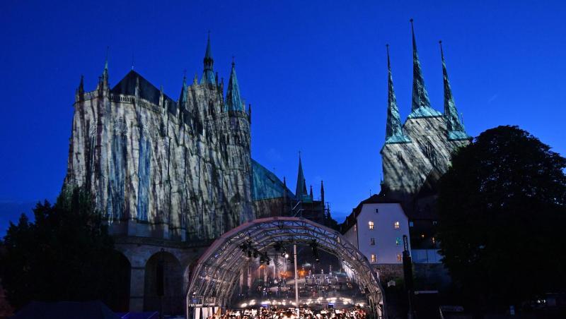 Vor der Kulisse des Erfurter Mariendoms und der Severikirche beginnt das Festival unter dem Motto "Wir sind da!". Vor der Kulisse des Erfurter Mariendoms und der Severikirche beginnt das Festival unter dem Motto "Wir sind da!".