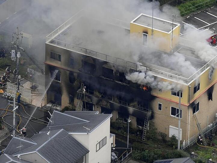 Rauch steigt aus dem dreistöckigen Studio in Kyoto auf.