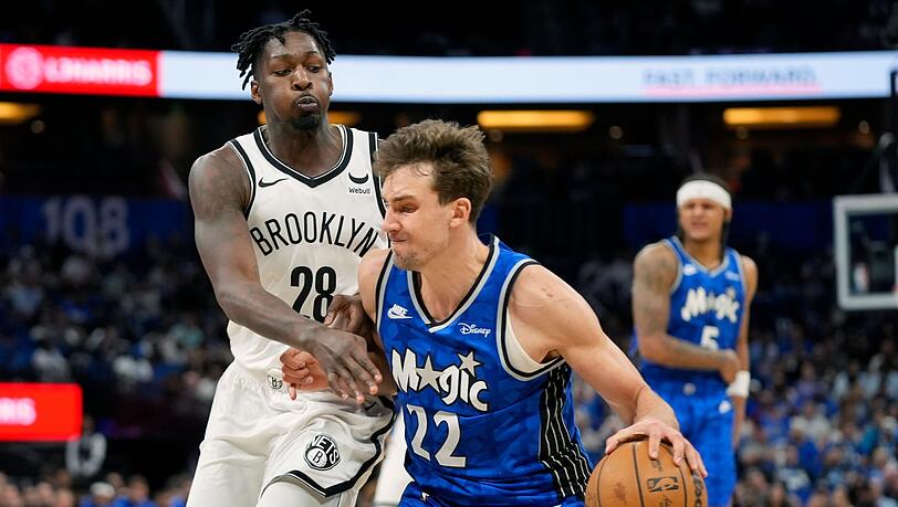 Orlandos Franz Wagner (r) im Duell mit Dorian Finney-Smith von den Brooklyn Nets.