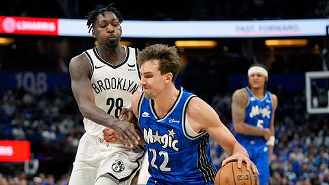 Orlandos Franz Wagner (r) im Duell mit Dorian Finney-Smith von den Brooklyn Nets.