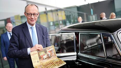 Kanzler und CDU-Chef Friedrich Merz inspiziert vor dem CDU-Parteitag in Stuttgart eine Limousine, wie sie der erste Kanzler Konrad Adenauer (CDU) zuletzt als Dienstkarosse genutzt hatte.