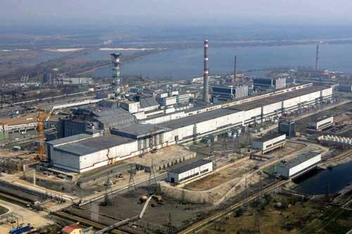 Der vierte Block (links) des Atomkraftwerk von Tschernobyl, in dessen Reaktorkern es am 26.04.1986 zu einem schweren Unfall kam, in dessen Folge weite Teile Europas verseucht wurden aufgenommen am 26.04.2006 (Archivfoto).