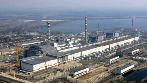 Der vierte Block (links) des Atomkraftwerk von Tschernobyl, in dessen Reaktorkern es am 26.04.1986 zu einem schweren Unfall kam, in dessen Folge weite Teile Europas verseucht wurden aufgenommen am 26.04.2006 (Archivfoto). Der vierte Block (links) des Atomkraftwerk von Tschernobyl, in dessen Reaktorkern es am 26.04.1986 zu einem schweren Unfall kam, in dessen Folge weite Teile Europas verseucht wurden aufgenommen am 26.04.2006 (Archivfoto).