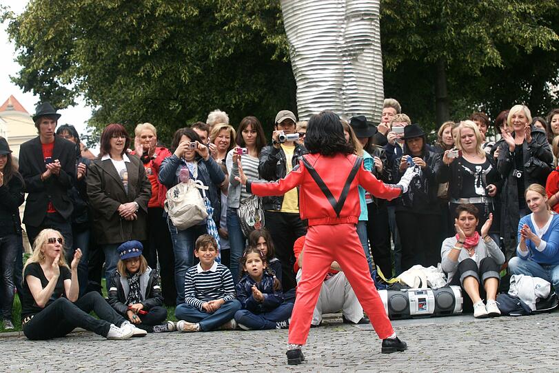 Fans gedenken ihrem Idol Michael Jackson an dem Denkmal vor dem Hotel "Bayerischer Hof".