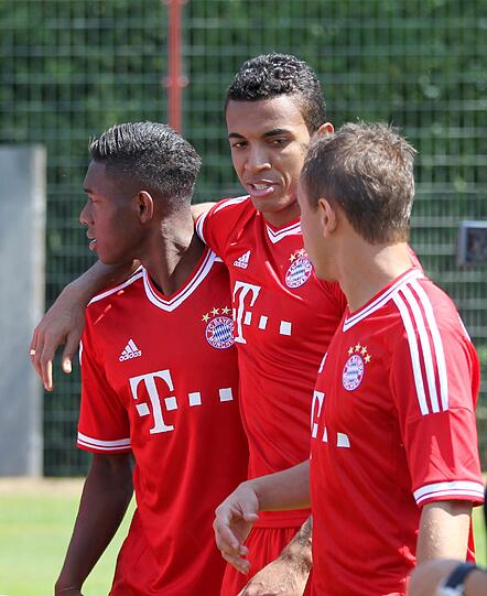 Rafinha gesellt sich dazu.