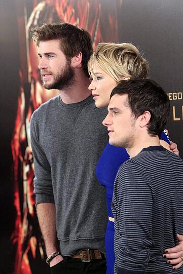 In einem Bleistiftkleid von Alexander McQueen zeigte sich Jennifer Lawrence auf dem roten Teppich in Madrid. An ihrer Seite: Liam Hemsworth und Josh Hutcherson.