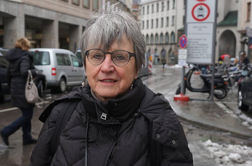 Sieglinde Schneider (68), Therapeutin: "Die größten Probleme sind das Zölibat und die Finanzen der Kirche. Frauen sollten eine größere Rolle spielen, sie sollten auch Wortgottesdienste halten dürfen. Ich wünsche mir auch mehr Offenheit im Umgang mit einigen Tabus: Zum Beispiel, dass viele Geistliche Kinder haben. Diese Kinder sollten anerkannt werden. Trotzdem denke ich, dass wir mit dem neuen Papst Glück haben! Er hat wenigstens den Mut, sich zu bestimmten Dingen zu äußern, und er lässt unangenehme Themen nicht einfach links liegen."
