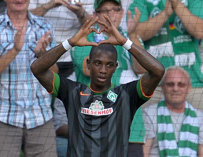 Werder Spieler Eljero Elia jubelt über sein Elfmeter Tor zum 1:0. Foto: Carmen Jaspersen/dpa