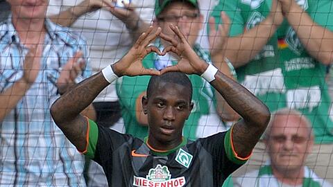 Werder Spieler Eljero Elia jubelt über sein Elfmeter Tor zum 1:0. Foto: Carmen Jaspersen/dpa