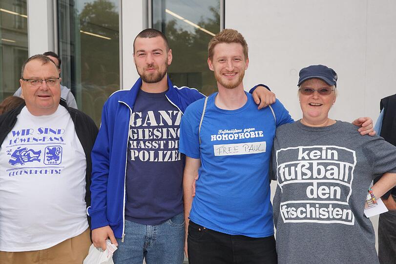 Ausgezeichnet: Löwenfans gegen Rechts v. li. Herbert, Dennis, Sven, Ulla vorm NS Dokumentationszentrum in München.
