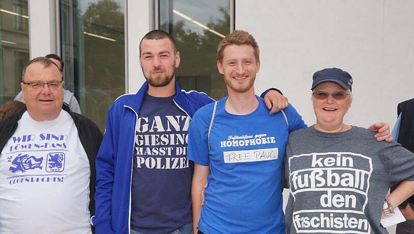 Ausgezeichnet: Löwenfans gegen Rechts v. li. Herbert, Dennis, Sven, Ulla vorm NS Dokumentationszentrum in München. Ausgezeichnet: Löwenfans gegen Rechts v. li. Herbert, Dennis, Sven, Ulla vorm NS Dokumentationszentrum in München.