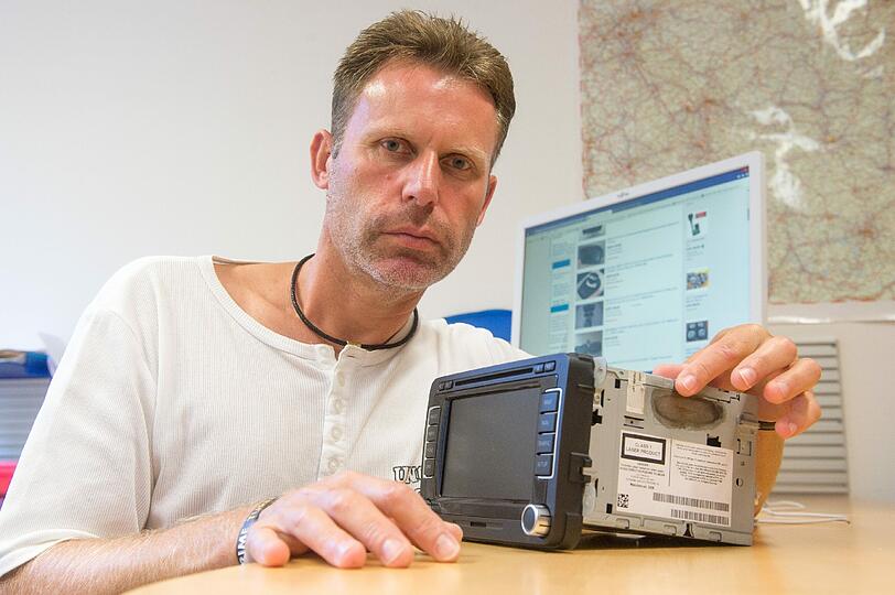 Jürgen Zöls präsentiert ein sichergestelltes Navigationsgerät. Der Polizist macht als Internetfahnder Jagd auf Online-Hehlerbanden.