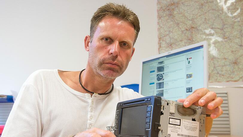 Jürgen Zöls präsentiert ein sichergestelltes Navigationsgerät. Der Polizist macht als Internetfahnder Jagd auf Online-Hehlerbanden. Jürgen Zöls präsentiert ein sichergestelltes Navigationsgerät. Der Polizist macht als Internetfahnder Jagd auf Online-Hehlerbanden.