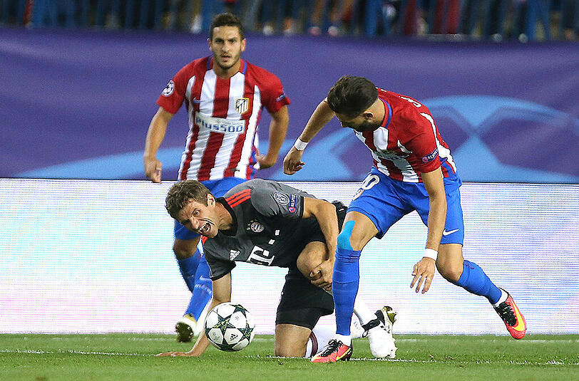 Szene aus dem 0:1 im Hinspiel: Thomas Müller sieht sich einer Atlético-Übermacht gegenüber.