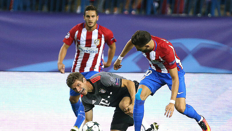 Szene aus dem 0:1 im Hinspiel: Thomas Müller sieht sich einer Atlético-Übermacht gegenüber. Szene aus dem 0:1 im Hinspiel: Thomas Müller sieht sich einer Atlético-Übermacht gegenüber.