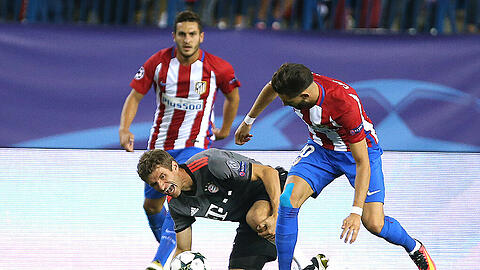 Szene aus dem 0:1 im Hinspiel: Thomas Müller sieht sich einer Atlético-Übermacht gegenüber.
