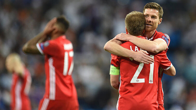Abschied von der Champions-League-Bühne: Die Bayern-Stars Philipp Lahm und Xabi Alonso.