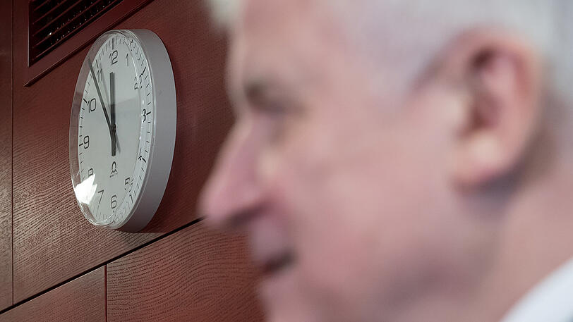 Es ist fünf vor zwölf bei Horst Seehofer und der CSU &ndash; wie dieses Foto vom Donnerstagmittag im Landtag vor der Sitzung der CSU-Landtagsfraktion zeigt.