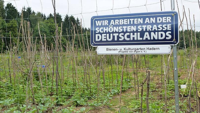 Das ist die mit Sicherheit schönste Straße in Hadern. Das ist die mit Sicherheit schönste Straße in Hadern.