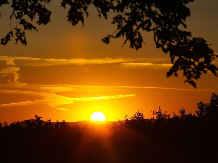 Sonnenaufgang bei Siegen: Die Hitze hat Nordrhein-Westfalen weiterhin fest im Griff.