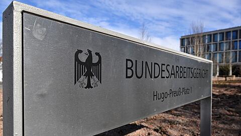 "Bundesarbeitsgericht" steht auf dem Schild am Eingang zum höchsten deutschen Arbeitsgericht.