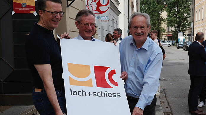 Die beiden neuen Geschäftsführer (v.l.): Christian Schulz (Redakteur, Autor und Entwickler von TV- und Streamingformaten) und Ulrich Spandau (Unternehmensberater) mit Alt OB Christan Ude vom Rettungsverein "Die Ladenhüter".