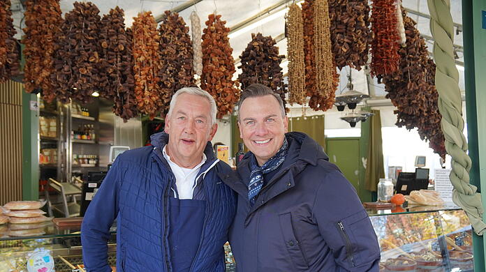 Georg Weil führt Sterne-Koch Tim Raue über den Viktualienmarkt.