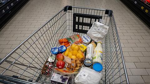 Obwohl die Inflationsrate zuletzt moderater ausfiel, ist die allgemeine Preisentwicklung eine der größten Sorgen der Menschen.