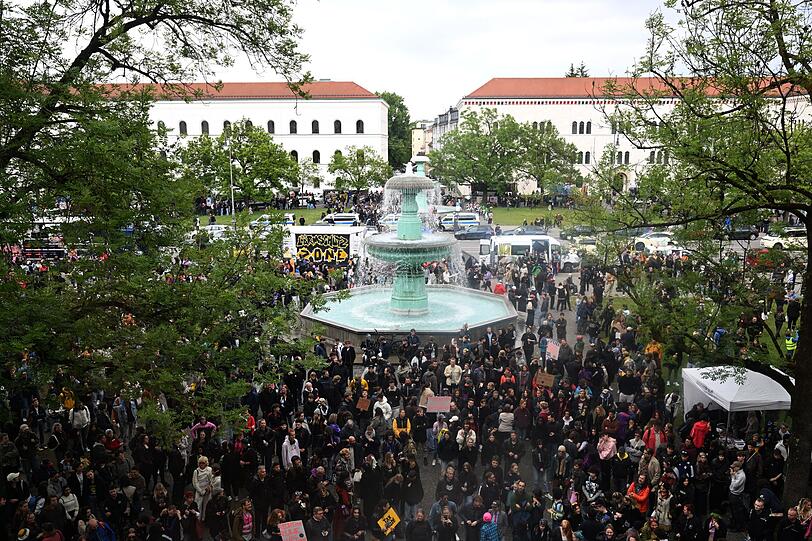 Mehrere Tausend Teilnehmerinnen und Teilnehmer versammelten sich vor der M&uuml;nchner Ludwig-Maximilians-Universit&auml;t.