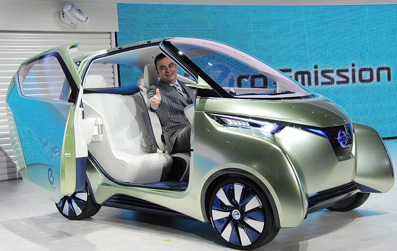Nissans CEO Carlos Ghosn präsentiert sich mit dem Konzepauto "Pivo3".