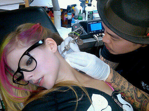Derart skandalträchtig sind andere Tattoos der Promis nicht. Doch für einen Hingucker sorgen sie allemal - zur Sicherheit kann man sich auch live beim Stechen ablichten lassen - da ist der gewünschte Medieneffekt in jedem Fall da. So die kanadische Popsängerin Avril Lavigne.