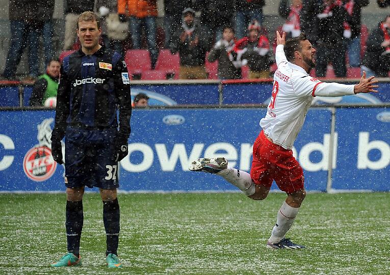 Der Kölner Stefan Maierhofer (r) freut sich über sein Tor zum 2:0, der Berliner Adam Nemec (l) ist bedient.