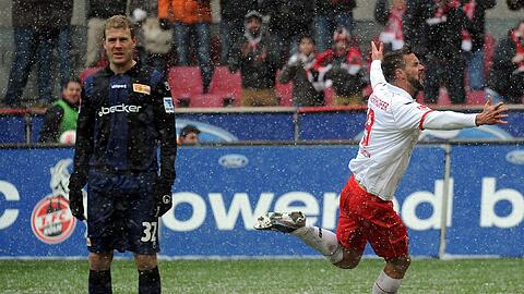 Der Kölner Stefan Maierhofer (r) freut sich über sein Tor zum 2:0, der Berliner Adam Nemec (l) ist bedient.