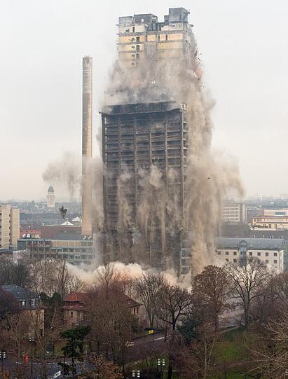 Rund 900 Kilogramm Sprengstoff bringen den ehemaligen Uni-Turm in Frankfurt am Main innerhalb weniger Sekunden zum Einsturz. Mit 116 Metern Höhe war es das höchste je gesprengte Haus in Europa. Mehrere zehntausend Schaulustige verfolgten das Spektakel aus zum Teil mehreren Kilometern Entfernung