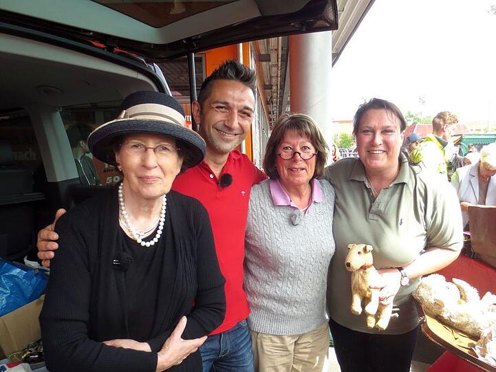 Ihrer besten Freundin Gisela hilft Heide Simonis beim Ausmisten
