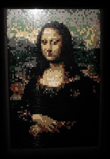 Die Mona Lisa, gebaut aus Legosteinen.