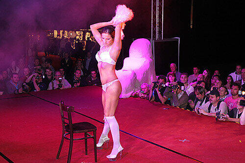 Die Erotikmesse "Eros und Amore" gastiert ein Wochenende lang in München. Für die Besucher gibt's heiße Auftritte von drallen Erotik-Stars. Sehen Sie hier die Bilder von den letzten Messen!