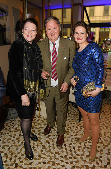 Graf Endre und Gräfin Dr. Christine Esterhazy und Tochter Christina bei der Party zum "Tag und Nacht der 1000PS"-Event im Hotel Vier Jahreszeiten Kempinski.