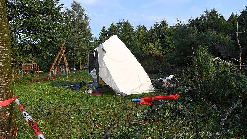 Umgestürzte Bäume, umgewehte Zelte: Ein Blick auf das Lager in Rickenbach am Mittwochmorgen.
