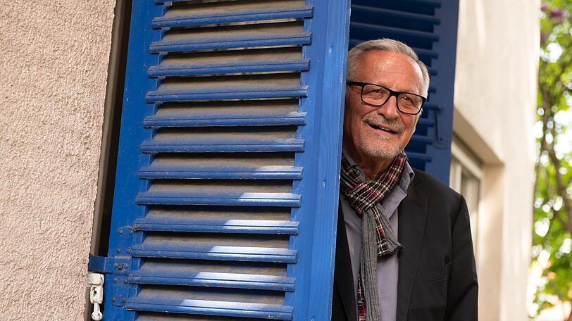 In der Toscana? Nein, in der Pasinger Bäckerstraße zwischen den Proben mit der bayerischen Philharmonie: Konstantin Wecker.