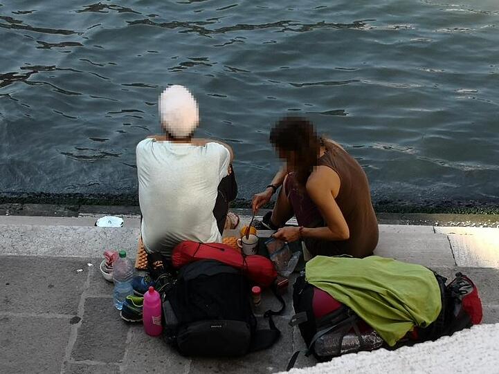 Die deutschen Touristen hatten an der Treppe der Rialto-Brücke eine Pause gemacht.