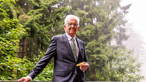 Er hat es in der Hand - Namensgeber Kretschmann mit Bärtierchen-Modell von "Ramazzottius kretschmanni".