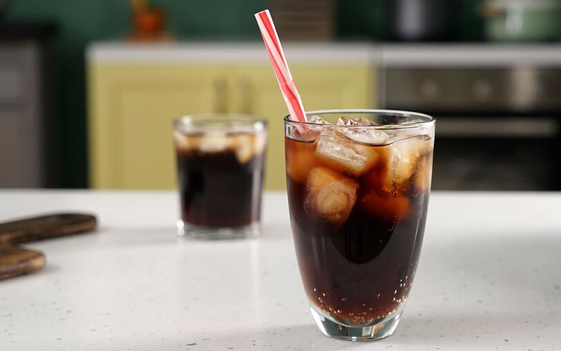 Cola, Limo und Co. eignen sich nicht, um sie auf n&uuml;chternen Magen zu trinken. Auch kohlens&auml;urehaltiges Mineralwasser reizt den Magen unn&ouml;tig und kann zu Bauchschmerzen f&uuml;hren.