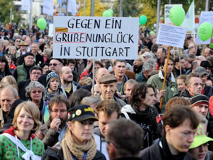 Tausende Menschen gingen gegen "Stuttgart 21" auf die Straße. Doch eine direkte Volksabstimmung über das umstrittene Projekt lehnt die schwarz-gelbe Landesregierung ab.