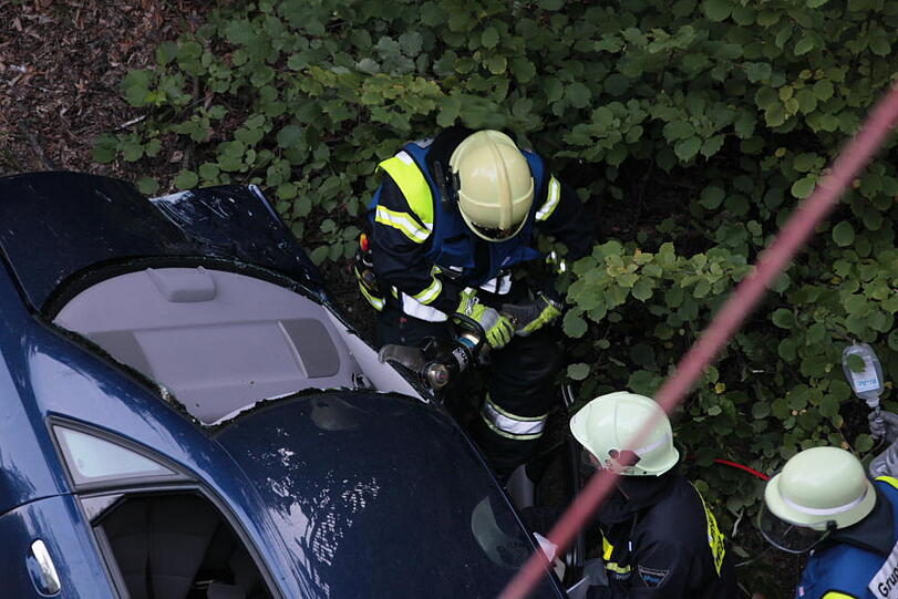 Furchtbarer Unfall im Landkreis Altötting: Ein PKW fliegt von einer Brücke herunter und knallt auf das Gleisbett. Drei junge Menschen kommen schwer verletzt in die Klinik.